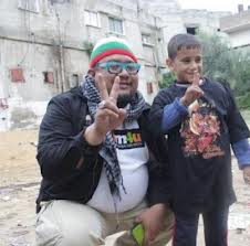 afdlin shauki bersama kanak-kanak lelaki palestin
