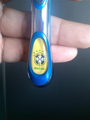 Logo pasuka Brazil pada pemegang pisau cukur